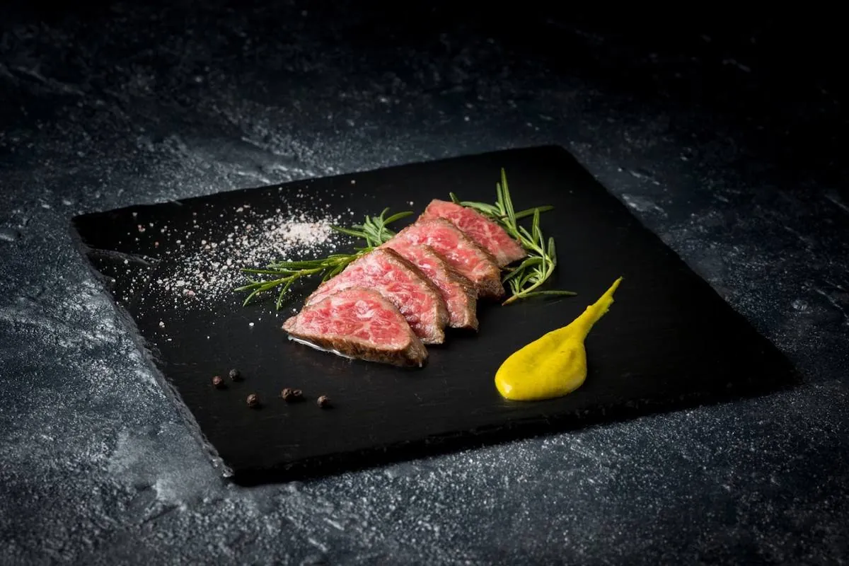 スレートに盛られた炭火焼の牛肉