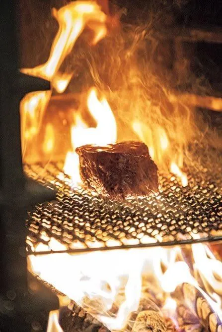 炭火の網の上で焼かれている肉