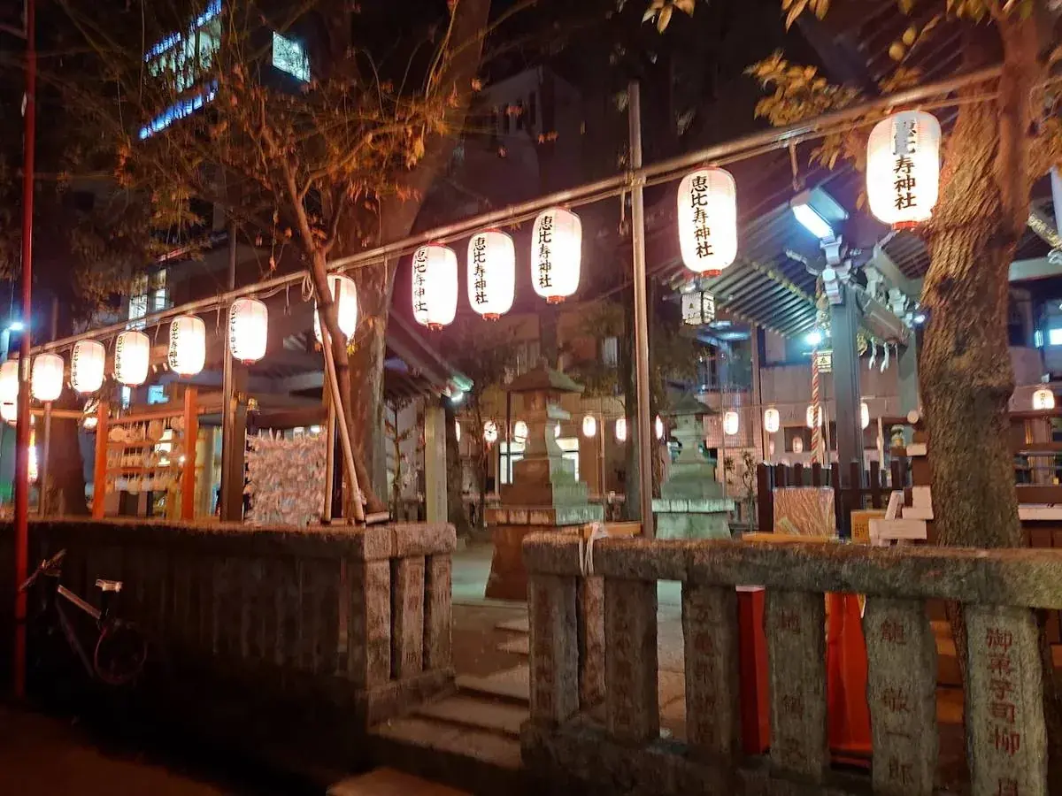 恵比寿神社の境内に並ぶ提灯